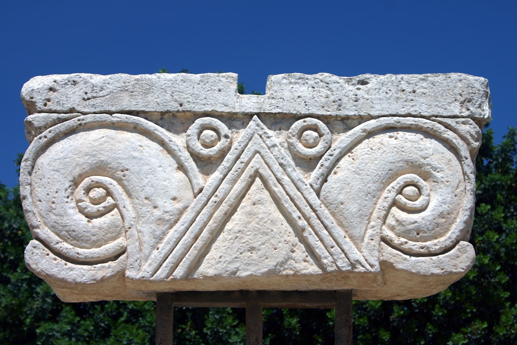Proto–Ionic Capital
